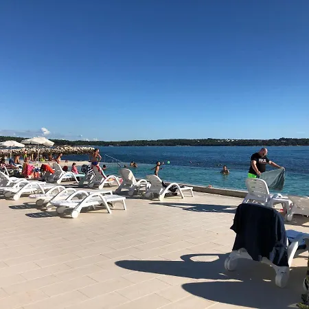 아파트 Lois Met Airco Wifi En Zwembad Novigrad Istria